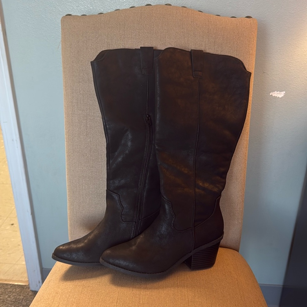 Women’s black boots, size 8, wide calf